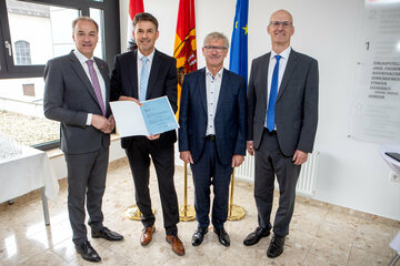Landesrat Dr. Leonhard Schneemann (l.) und Landesamtsdirektor Mag. Ronald Reiter, MA (r.) überreichten Jennersdorfs Bezirkshauptmann Mag. Harald Dunkl (2.v.l.) sein Dekret, dessen Vorgänger WHR DDr. Hermann Prem (2.v.r.) wurde offiziell verabschiedet.