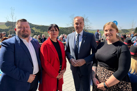 Landesrat Dr. Leonhard Schneemann und Unterkohlstättens Bürgermeister Christian Pinzker bei der Eröffnung des Pflegestützpunktes Unterkohlstätten.