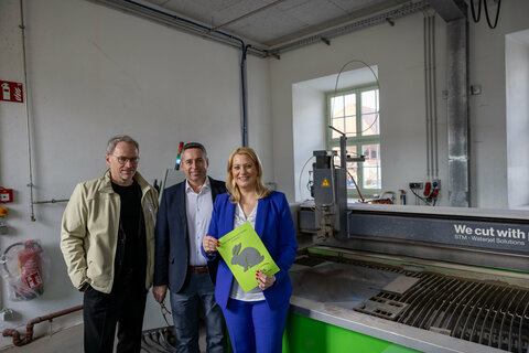 Landesrätin Daniela Winkler besuchte die Landesberufsschule in Pinkafeld und wurde von Direktor Wilhelm Pfeifer bei einem Rundgang durch die Schule begleitet.