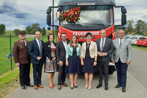 Feuerwehrkommandant DI Philipp Magdits, Gemeindebund Burgenland-Präsident Leo Radakovics, Bürgermeister Daniel Ziniel, Landesrat Dr. Leonhard Schneemann, Bezirkshauptmann WHR Mag. Peter Bubik und die drei Patinnen des neuen Tanklöschfahrzeuges (v.l.).