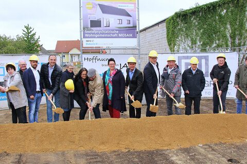 Soziallandesrat Christian Illedits, Pfarrerin Sieglinde Pfänder, Geschäftsführer Diakonie Burgenland, Geschäftsführer Alfred Kollar, Obmann OSG, Bürgermeister Hans Schrammel und weitere Ehrengäste beim Spatenstich