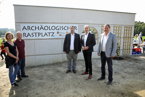 Landesrat Leonhard Schneemann (2.v.r.) mit Bürgermeister Marc Hoppel (Mitte), Vizebürgermeister Johannes Pfeffer (r.), Archäologin Judith Schwarzäugel (l., Land Burgenland, Abteilung 7 / Bildung, Kultur und Wissenschaft) und Architekt Gerhard Karner (2.v.l.) vor dem neuen Archäologischen Rastplatz in Grafenschachen.
