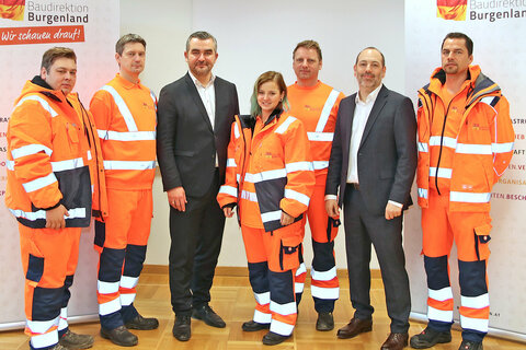 Infrastrukturlandesrat Mag. Heinrich Dorner und Baudirektor DI Wolfgang Heckenast mit Mitarbeitern der Baudirektion Burgenland in der neuen Arbeitskleidung