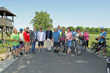Landesrat Heinrich Dorner, Bürgermeister Philipp Pelzer und Baudirektor Wolfgang Heckenast mit einer Radlergruppe aus Ungarn mit Bürgermeistern und ihren BegleiterInnen aus den benachbarten ungarischen Gemeinden Jànossomorja, Levèl, Mosonmagyaróvàr.