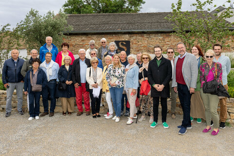 Laurens von Assel, Vorsitzender des Richard-Wagner-Verbands Bayreuth, sein Stellvertreter, der Bayreuther Stadtrat Dr. Stefan Specht, und Landesrätin Mag.a (FH) Daniela Winkler mit der Delegation aus der Festspielstadt Bayreuth bei Duftbauer Stefan Zwickl in Frauenkirchen.