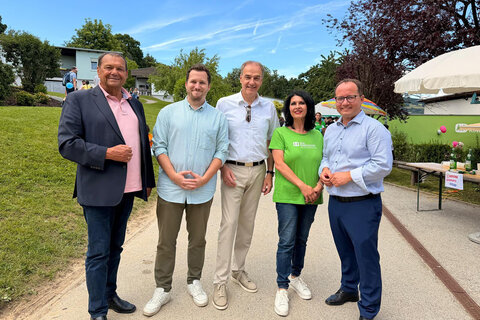 Landesrat Dr. Leonhard Schneemann mit SOS-Kinderdorf-Leiter Mag. Marek Zeliska beim Dorffest des SOS Kinderdorfs Pinkafeld.