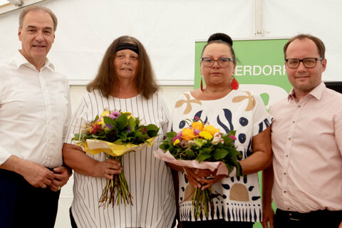 Soziallandesrat Mag. Leonhard Schneemann (l.) und SOS Kinderdorf Pinkafeld-Leiter Mag. Marek Zeliska (r.) verabschiedeten Heidi Hochhold und Klaudia Heinisch (v.l.) in die Pension und überreichten ihnen dazu einen Blumenstrauß.
