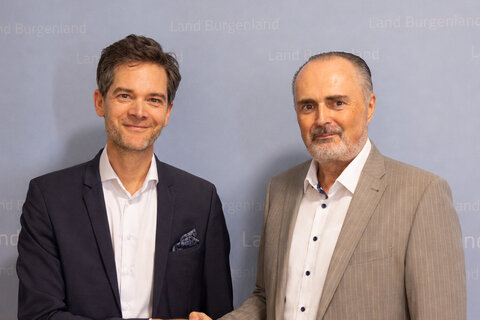 Landeshauptmann Hans Peter Doskozil und Sanochemia-Geschäftsführer Mag. Thomas Erkinger besprachen die Entwicklungen des Standortes Neufeld und die die europäische Registrierungsstrategie von Sanochemia.