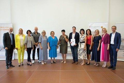 Gruppenbild mit Landesrätin Daniela Winkler (2.v.l.), Bildungsdirektor Heinz Josef Zitz (1.v.l.) und den Pädagoginnen und Pädagogen des Bezirks Oberpullendorf, die aus Anlass einer Auszeichnung, eines Dienstjubiläums oder ihrer Pensionierung ein Dekret überreicht bekamen.