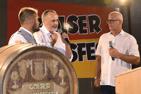 Der Golser Bürgermeister LAbg. Kilian Brandstätter und Landeshauptmann Hans Peter Doskozil mit Moderator Michael Pimiskern bei der Eröffnung des Golser Volksfestes.