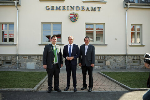 Landesrat Dr. Leonhard Schneemann (Mitte), Bürgermeister Marc Hoppel und Vizebürgermeister Johannes Pfeffer (v.l.) bei der Eröffnung des modernen, neuen Kommunikationszentrums für Grafenschachen