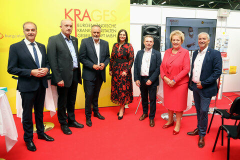 Beim KRAGES-Stand: Landesrat Dr. Leonhard Schneemann, Kaufmännischer Direktor Ing. Johann Nestlang, MSc (KRAGES Oberwart), Landeshauptmann Hans Peter Doskozil, Landeshauptmann-Stv.in Mag.a Astrid Eisenkopf, Dr. Ronald Graschitz (KRAGES Burgenland, Direktion, Personal und Recht), Landtagspräsidentin Verena Dunst und Vizepräsident Kommerzialrat Michael Leitgeb (Sozialdemokratischer Wirtschaftsverband Burgenland)