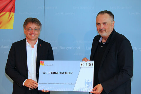 Landeshauptmann Hans Peter Doskozil, Mag. Michael Gerbavsits, Vorstandsvorsitzender Energie Burgenland, und Abteilungsvorständin Mag.a Claudia Priber, Abteilung 7 - Bildung, Kultur und Gesellschaft, präsentierten ein starkes Sicherheitsnetz für KünstlerInnen und Kulturvereine