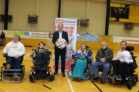 Soziallandesrat Leonhard Schneemann mit Michael Ferchenbauer, Wild Wheels (1.v.l.), Jasna Puskaric, Kapitänin Thuner E-agels (3.v.r.), Felix Pell, Kapitän Burning E-agles (2.v.l.), Kinder- und Jugendvertreter Jakob Schriefl, Teamkapitän und Co-Trainer Wild Wheels (r.) und Manfred Seifert, Präsident ÖZIV Burgenland