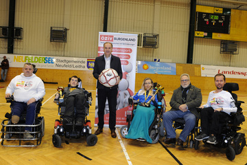 Soziallandesrat Leonhard Schneemann mit Michael Ferchenbauer, Wild Wheels (1.v.l.), Jasna Puskaric, Kapitänin Thuner E-agels (3.v.r.), Felix Pell, Kapitän Burning E-agles (2.v.l.), Kinder- und Jugendvertreter Jakob Schriefl, Teamkapitän und Co-Trainer Wild Wheels (r.) und Manfred Seifert, Präsident ÖZIV Burgenland