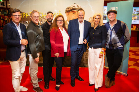 die Produzenten Gerald Podgornig und Thomas Hroch (Mona Film), Regisseur Daniel Geronimo Prochaska, ORF-Fernsehfilmchefin Katharina Schenk, Landeshauptmann Hans Peter Doskozil, Gudula Podgornig und Thomas Stipsits