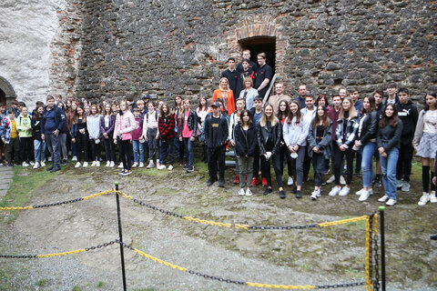Landesrätin Daniela Winkler, ecole-Direktorin Karin Schneemann, Burgmanager Gilbert Lang und Dieter Szorger, Leiter Hauptreferat Kultur u. Wissenschaft, mit Schülern auf der Burg in Güssing
