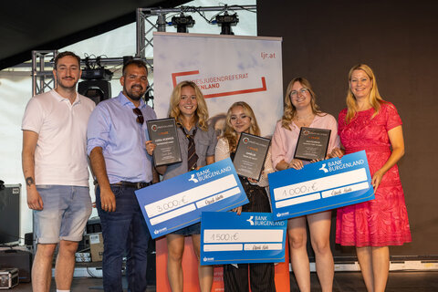 SongChallenge-Gewinnerin Luisa Schweig, die Zweitplatzierte Amélie und Madlen Munzenrieder alias „Maychild“, die den dritten Platz belegte, mit Landesrätin Daniela Winkler, Bürgermeister Kilian Brandstätter und Tim Ptacek vom Landesjugendreferat.