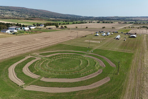 Mit mehr als 80 Metern im Durchmesser sind die in Rechnitz sichtbar gemachten Strukturen der mittelneolithischen Kreisgrabenanlage als monumental zu bezeichnen.