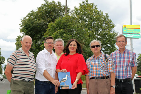 Freuen sich über Zuzügler „Seppl“: v.l.: Herbert Thiesz, „Baumeister“ des Storchennests, Bgm. Jürgen Karall, Christian Draxler, Gemeindevorstand, LRin Astrid Eisenkopf, Josef Schmid, „Seppl-Entdecker“ (anhand seines Fotos konnte Herkunft identifiziert werden), Dr. Andreas Ranner, Storchenexperte des Landes