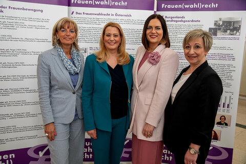 Landtagspräsidentin Mag.a Astrid Eisenkopf (2.v.r.) und Landesrätin Mag.a (FH) Daniela Winkler (2.v.l.) sowie die Landtagsabgeordneten Elisabeth Böhm (l.) und Claudia Schlager (r.) eröffneten die Wanderausstellung vor dem Landtagssitzungssaal.