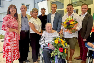 Landesrat Dr. Leonhard Schneemann und Bürgermeisterin Claudia Schlager gratulierten Anna Sommerer zum 100. Geburtstag