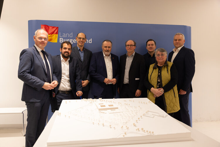 Franz Öller, Geschäftsführer Gesundheit Burgenland; Kilian Brandstätter, Bürgermeister Gols; Josef Strohmaier, Projektleiter Klinik Gols, Landeshauptmann Hans Peter Doskozil; Franz Ederer, Architekt Klinik Gols;Armin Haghirian, Architekt Klinik Gols; Ursula Horak, Gestaltungsbeirätin Klinik Gols; Christian Hofstädter, Projektleiter Klinik Gols.