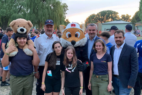 Landesrat Heinrich Dorner, Landesfeuerwehrkommandant LBD Ing. Franz Kropf und Bgm. LAbg. Kilian Brandstätter mit TeilnehmerInnen bei der Eröffnung des Feuerwehrjugendlager Gols