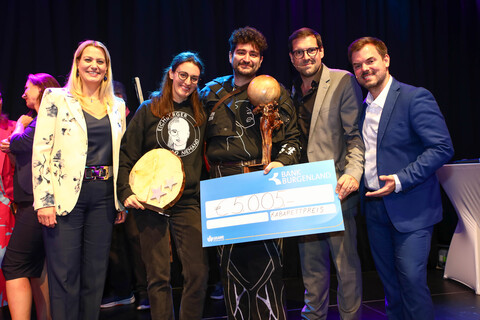 Landesrätin Daniela Winkler mit der Gewinnerin des Publikumspreises, Barbara Jungwirth (Künstlername Eichberger und Niemand), dem Sieger des Bgld. Kabarettpreises Sebastian Humi und dem Kabarett-Duo Flo & Wisch