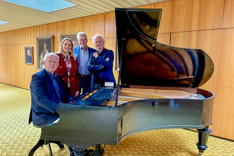 Landesrätin Daniela Winkler und Bayreuths Oberbürgermeister Thomas Ebersberger mit Johannes und Eduard Kutrowatz