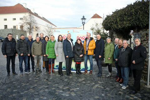 Landeshauptmann Hans Peter Doskozil (6.v.r.) und Landeshauptmann-Stv. Astrid Eisenkopf (8.v.l.) gratulierten der Stadtgemeinde Stadtschlaining zum Europäischen Dorferneuerungspreis 2022.