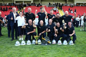 Landesrat Heinrich Dorner gratulierte dem Team aus Zillingtal zum Sieg im Bewerb Bronze A und im „Floriani-Cup 2025“
