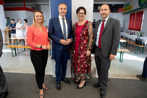 Im Ortsteil Miedlingsdorf der Großgemeinde Großpetersdorf wurde am Sonntag das 700-jährige Bestehen gefeiert. Ortsvorstehern Klaudia Fritz (2.v.l.) begrüßte gemeinsam mit Bürgermeister Ing. Harald Kahr (r.) und 2. Vizebürgermeisterin Mag.a Olivia Kaiser (l.) Landesrat Dr. Leonhard Schneemann (2.v.l.) in Miedlingsdorf.