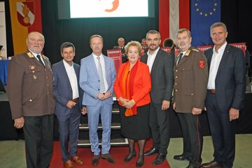 Landesfeuerwehrkommandant-Stellvertreter LBDS Ronald Szankovich, Landesrat Christian Illedits, Landeshauptmann-Stellvertreter Johann Tschürtz, Landtagspräsidentin Verena Dunst, Landesrat Heinrich Dorner, Landesfeuerwehrkommandant Alois Kögl und Landtagsabgeordneter Ewald Schnecker (v.l.).