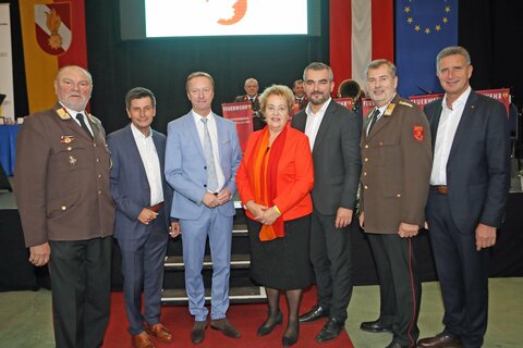 Landesfeuerwehrkommandant-Stellvertreter LBDS Ronald Szankovich, Landesrat Christian Illedits, Landeshauptmann-Stellvertreter Johann Tschürtz, Landtagspräsidentin Verena Dunst, Landesrat Heinrich Dorner, Landesfeuerwehrkommandant Alois Kögl und Landtagsabgeordneter Ewald Schnecker (v.l.).