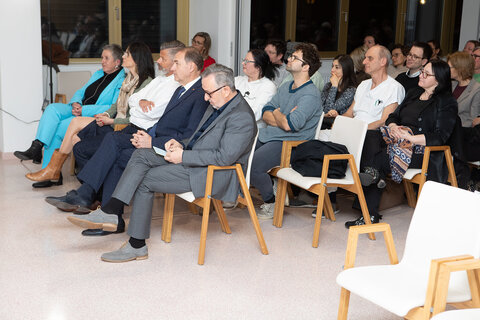 Zahlreiche Interessierte waren zum Vortrag gekommen, zudem wurde dieser Live im Internet übertragen und vor Ort auch Fragen von Interessierten Online vor Ort beantwortet.