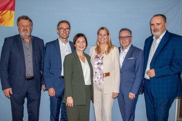Landeshauptmann Hans Peter Doskozil und Bildungslandesrätin Daniela Winkler begrüßten gemeinsam mit Bildungsdirektor Alfred Lehner (l.) und dem Leiter des Bereichs Pädagogischer Dienst, Jürgen Neuwirth (2.v.l.), den neuen Leiter der Bildungsregion Nord, Franz Bock (2.v.r.), und die neue Leiterin der Bildungsregion Süd, Karin Wagner (3.v.l.), in ihrer Funktion