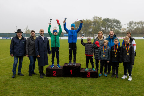 Martinilauf. Hans Schrammel, ASVÖ-Vizepräsident, Martina Kattner, Vizebürgermeisterin Frauenkirchen, Hannes Schmid, Bürgermeister Frauenkirchen, LRin Daniela Winkler in Vertretung von Landeshauptmann Hans Peter Doskozil, Norbert Kappel und Ines Stampf von den Hoadläufern (v.l.) gratulierten den Siegerinnen und Siegern des Martinilaufs.