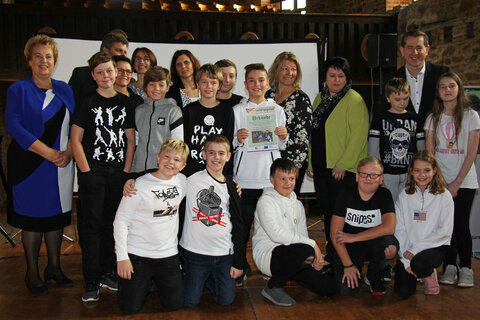 Landtagspräsidentin Verena Dunst gratulierte gemeinsam mit Mag. Christian Vlasich, Bürgermeister Lockenhaus, sowie Persönlichkeiten aus Naturschutz, Bildung und Regionalmanagement, den Schülerinnen und Schülern der NMS Lockenhaus