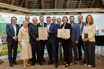 Das Team des Naturparks Rosalia-Kogelberg und Bürgermeister der Naturparkgemeinden feierten mit Landeshauptmann-Stellvertreterin Anja Haider-Wallner (rechts im Bild) die Auszeichnung zum „Naturpark des Jahres 2025“.