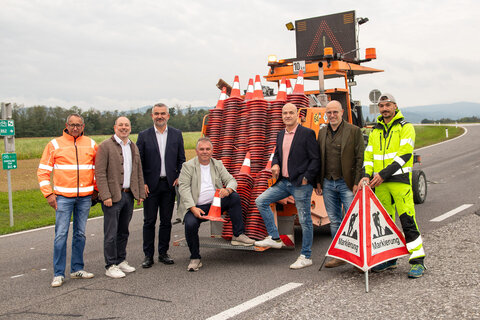 Roman Fischer von der Baudirektion Burgenland, Baudirektor DI (FH) Wolfgang Heckenast, Verkehrslandesrat Mag. Heinrich Dorner, Weppersdorfs Bürgermeister Manfred Degendorfer sowie die Gemeindevorstände Ing. Mario Pekovits und Marcus Raab beim Beginn der Markierungsarbeiten für den neuen Mehrzweckstreifen auf der P456.
