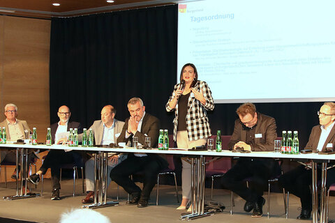 Landeshauptmannstellvertreterin Mag. Astrid Eisenkopf (stehend) beim Runden Tisch zur Trockenheit im Seewinkel