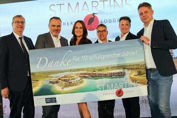 Burgenlands Landeshauptmann Hans Peter Doskozil, Wirtschafts- und Tourismuslandesrat Alexander Petschnig, Mag. Gottfried Koos, Mitglied des VAMED Vorstandes, Landeshauptmann a.D. Hans Niessl, GF Mag. Harald Zagiczek, Wirtschaft Burgenland GmbH – WiBuG, Tierschützerin Maggie Entenfellner und Geschäftsführer Klaus Hofmann feierten gemeinsam mit den Seewinkel-Gemeinden sowie den weiteren Projektpartnern den nationalen und internationalen Erfolg der St. Martins Therme & Lodge e & Lodge