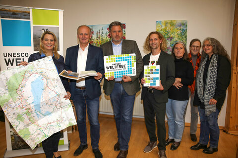 Landesrätin Mag.a (FH) Daniela Winkler, Obmann LAbg. Bgm. Erwin Preiner, Nationalpark-Direktor Johannes Ehrenfeldner, der Künstler Martin Egger, Mag.a Ruth Pröckl, BMKOES - Bundes-Koordinierungsstelle für Welterbeangelegenheiten, Baukulturexpertin Mag.a Rosalinde Kleemaier-Wetl und Dr.in Ulrike Herbig, Icomos Austria