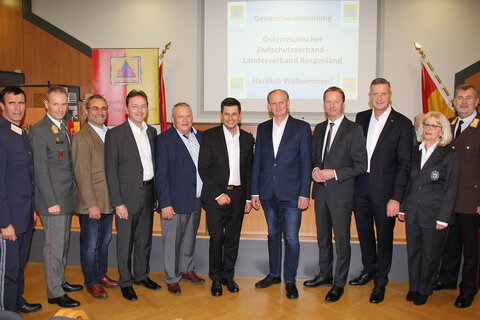 Landesrat Christian Illedits und Landeshauptmann-Stv. Tschürtz gratulierten Präsident Bgm. Erwin Preiner und den weiteren Mitgliedern des Präsidiums zur Wahl und den Geehrten zur Auszeichnung