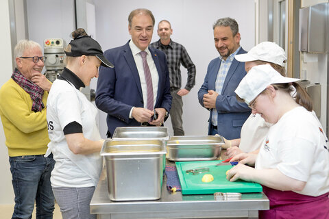 Soziallandesrat Dr. Leonhard Schneemann überzeugte sich über die gute Arbeit der Klientinnen und Klienten beim Kochen im Küchengebäude von VAMOS.