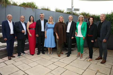 BFV-Präsident Günter Benkö, Yvonne Lindner und Nina Potz konnten zahlreiche Ehrengäste bei der Gala begrüßen (v.l.): BFV-Präsident Günter Benkö, ÖFB-Präsident Gerhard Milletich, Landeshauptmann-Stellvertreterin Astrid Eisenkopf, Sportlandesrat Heinrich Dorner, Bildungslandesrätin Daniela Winkler, Nina Potz, Bildungsdirektor Heinz Josef Zitz, Neusiedls Bürgermeisterin LAbg. Elisabeth Böhm, Yvonne Lindner, Referentin für Frauenfußball beim BFV, und BFV-Geschäftsführer Karl Schmidt