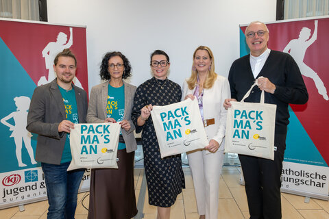 Rafael Haigermoser (Ehrenamtlicher Vorsitzender der KJÖ), Alexandra Laminger (Direktorin Pannoneum Neusiedl am See), Melanie Balaskovics (Direktorin Caritas Burgenland), Bischof Ägidius Zsifkovics, Agnes Ottrubay (Pink Ribbon), Landesrätin Daniela Winkler, Isabell Lichtenberger (Stadträtin Neusiedl am See).