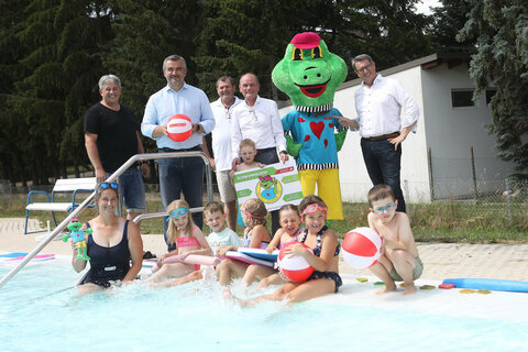 Landesrat Heinrich Dorner (2.v.l. stehend), Bürgermeister Horst Egresich (3.v.r. stehend) und ASKÖ Burgenland-Präsident Alfred Kollar (r. stehend) hatten mit den Kindern ihren Spaß im Freibad