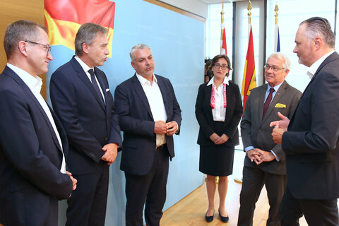 Landeshauptmann Hans Peter Doskozil im Gespräch mit VertreterInnen der Banken und der Landesholding Burgenland. V.l.: Hans-Peter Rucker, GF Landesholding Burgenland, Christian Jauk, Vorstandsvorsitzender der Bank Burgenland und CEO der GRAWE, Dr. Peter Bosek, Chef Erste Bank Österreich, Mag. Susanne Wendler, Vorstand Bank Austria, DI Dr. Georg Pölzl, Vorstandsvorsitzender, Generaldirektor (CEO) Post AG, LH Hans Doskozil